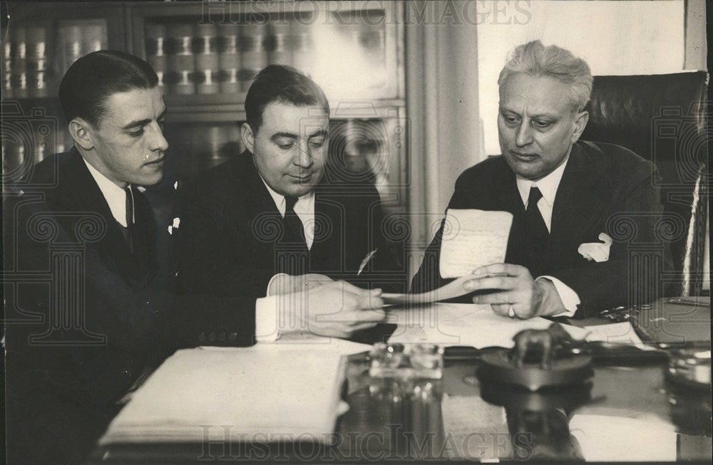 1928 Press Photo McLaughlin Checker Taxi Company Albert Cook Attorneys - Historic Images