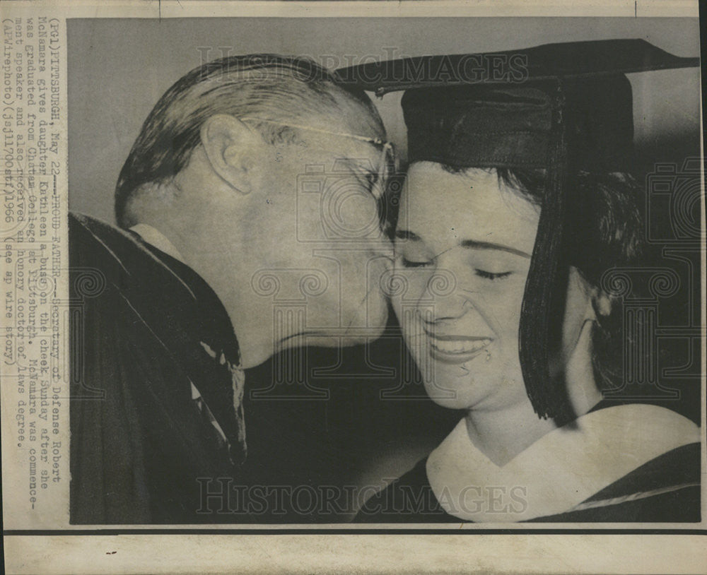 1966 Press Photo Robert McNamara Kathleen McNamara Chatam College Pittsburgh - Historic Images