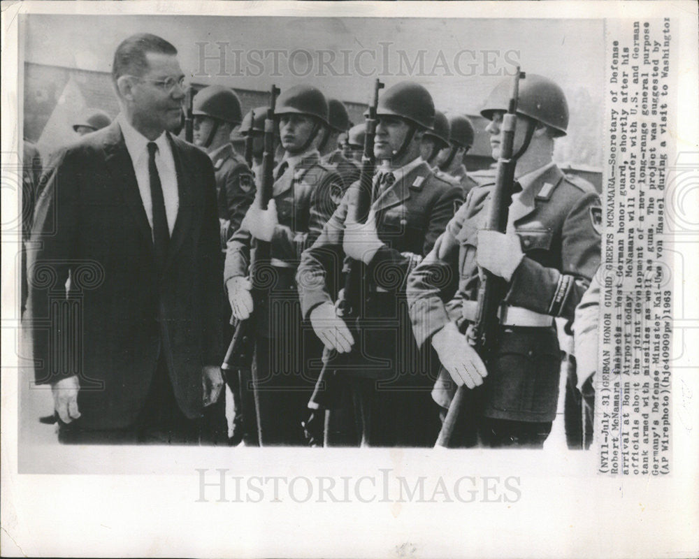 1973 Press Photo Defense Secretary Robert McNamara Inspecting West German Guard - Historic Images