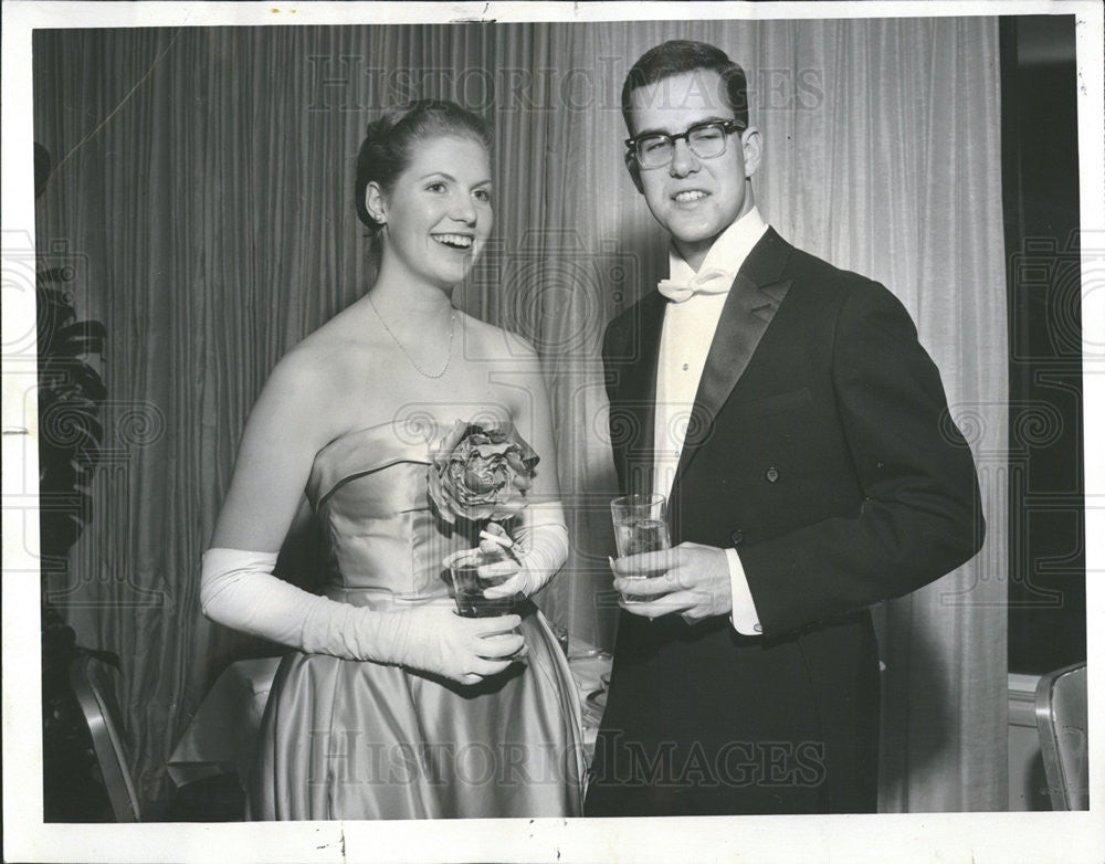 1959 Press Photo Elizabeth McLaughlin Escort J. Alexander Holloway Hilton Hotel - Historic Images