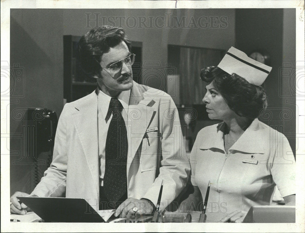 1976 Press Photo Emily McLaughlin Nurse Jessie Brewer General Hospital - Historic Images