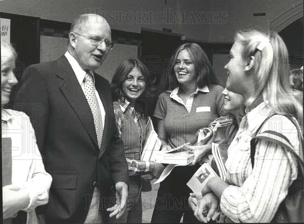 1977 Press Photo Principal Robert D. Elliott Students Glenbard West High School - Historic Images