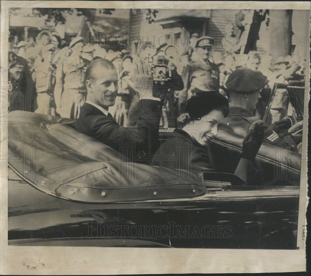 1951 Press Photo Princess Elizabeth And Duke Of Edinburgh Wave To Crowd - Historic Images