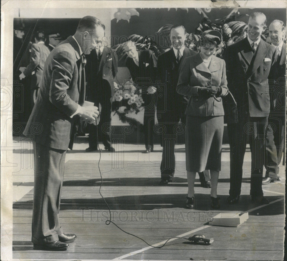 1951 Press Photo Princess Elizabeth and Duke Of Edinburgh Enjoy Toy Car Antics - Historic Images