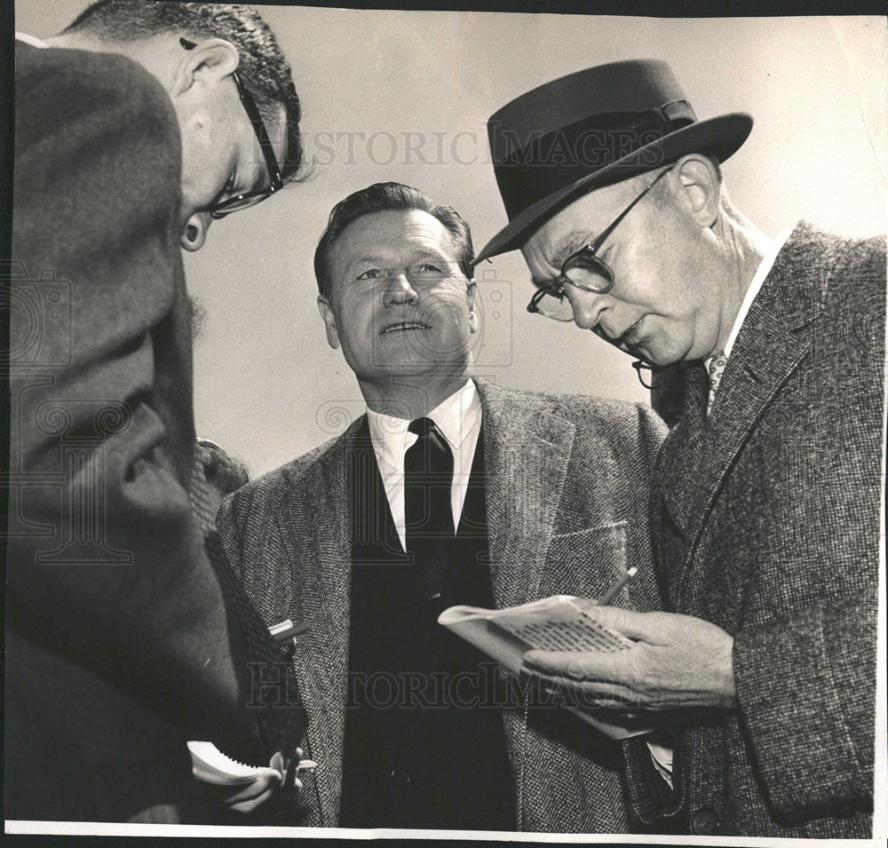 1960 Press Photo New York Governor Nelson Rockefeller Airport Press Conference - Historic Images