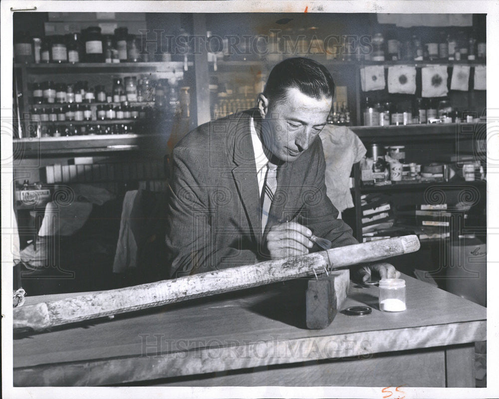 1959 Press Photo Lieutenant Daniel Dragel Dusting Fingerprints - Historic Images