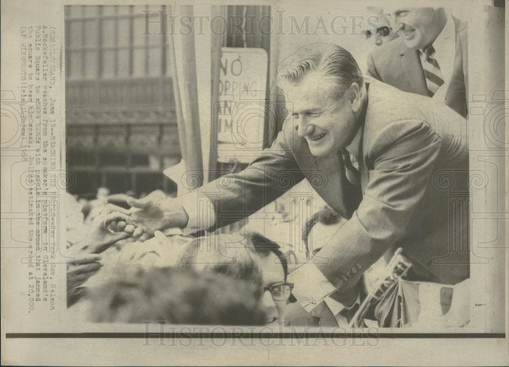 1968 Press Photo Nelson Rockefeller Election Campaign Cleveland Public Square - Historic Images