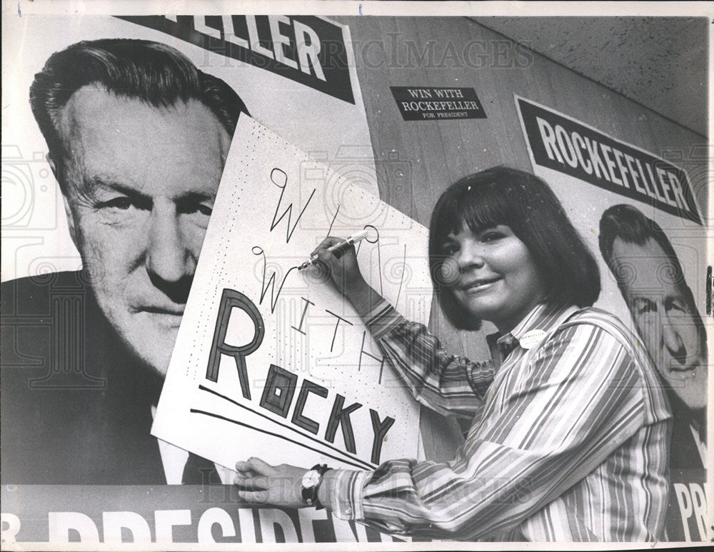 1968 Press Photo Vikki Matulewicz/Nelson Rockefeller Center/Campaign Sign - Historic Images