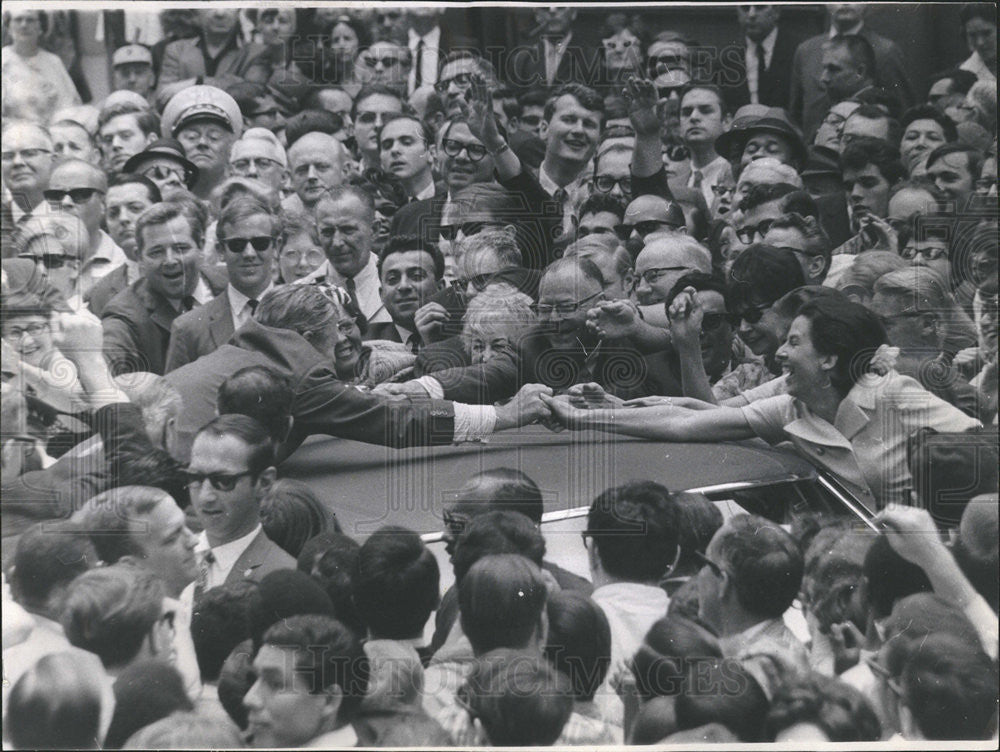 1968 Press Photo Rockefeller reaches across auto to shake hands with crowd. - Historic Images