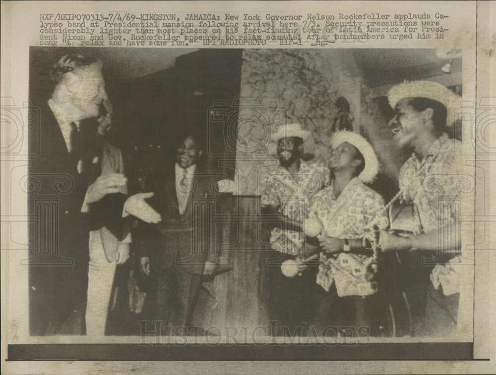 1969 Press Photo NY Governor Nelson Rockefeller Applauds Calypso Band In Jamaica - Historic Images