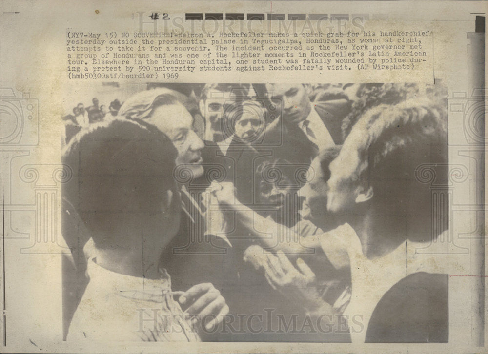 1969 Press Photo Woman Tries To Steal Nelson Rockefeller&#39;s Handkerchief - Historic Images