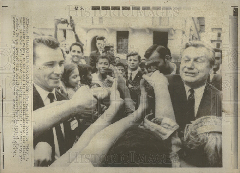 1969 Press Photo New York Gov Nelson Rockefeller Greeted In Panama - Historic Images