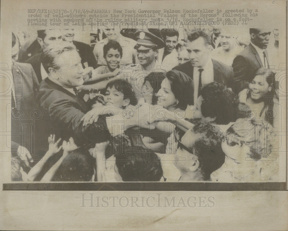 1969 Press Photo New York Gov Nelson Rockefeller Greeted Outside Palace - Historic Images