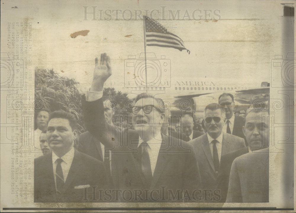 1969 Press Photo NY Governor Nelson Rockefeller Waves To Crowd - Historic Images