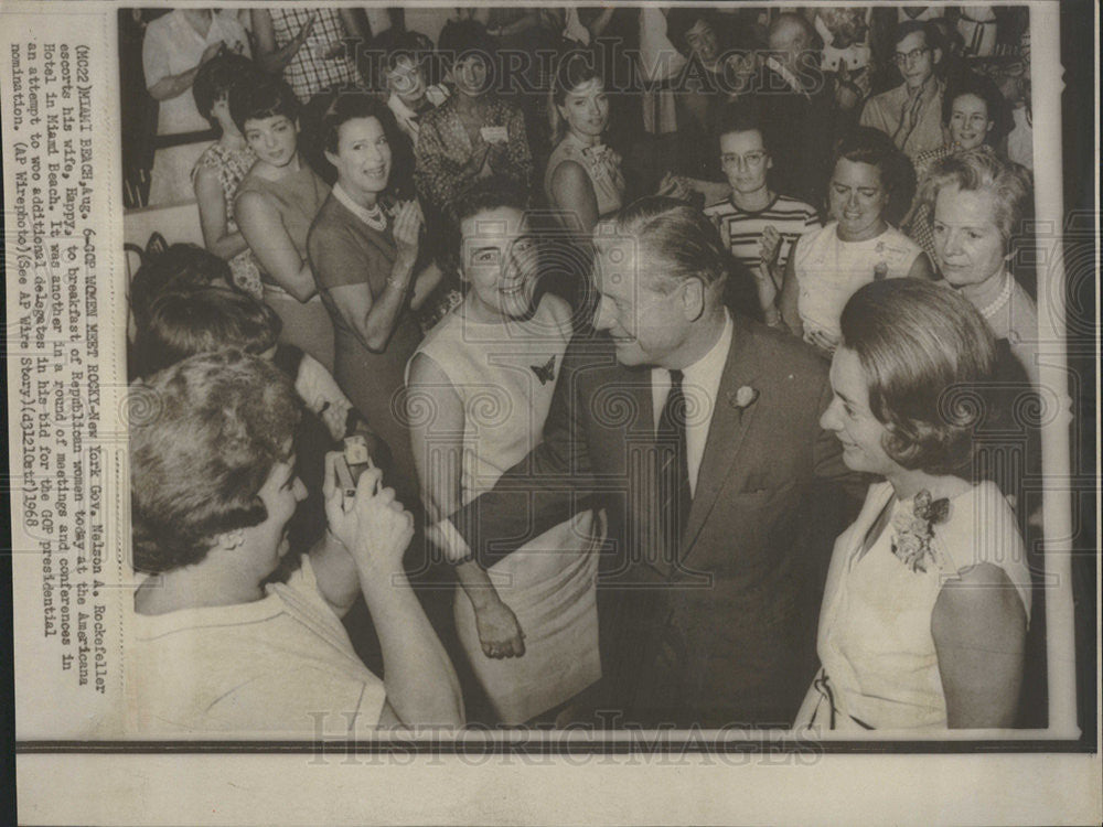 1968 Press Photo Nelson Rockefeller Republican National Convention Wife Happy - Historic Images