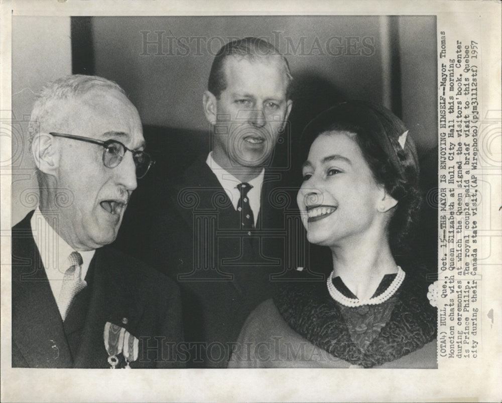 1957 Press Photo Mayor Thomas Moncion Chats With Queen Elizabeth Hull City Hall - Historic Images