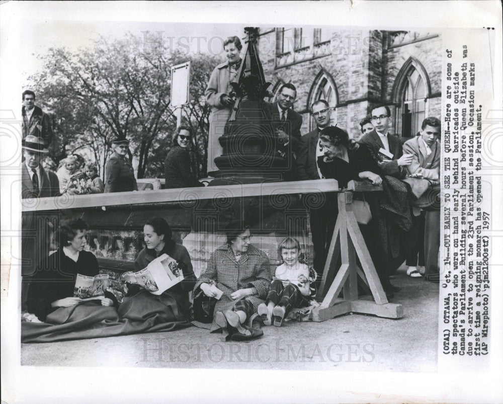 1957 Press Photo Spectators Line Street In Hopes Of Seeing Queen Elizabeth - Historic Images