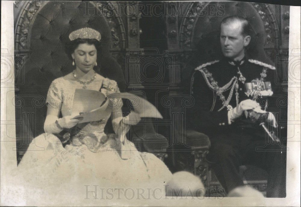 Press Photo Prince Philip Seems Apprehensive as Queen Elizabeth Pauses - Historic Images