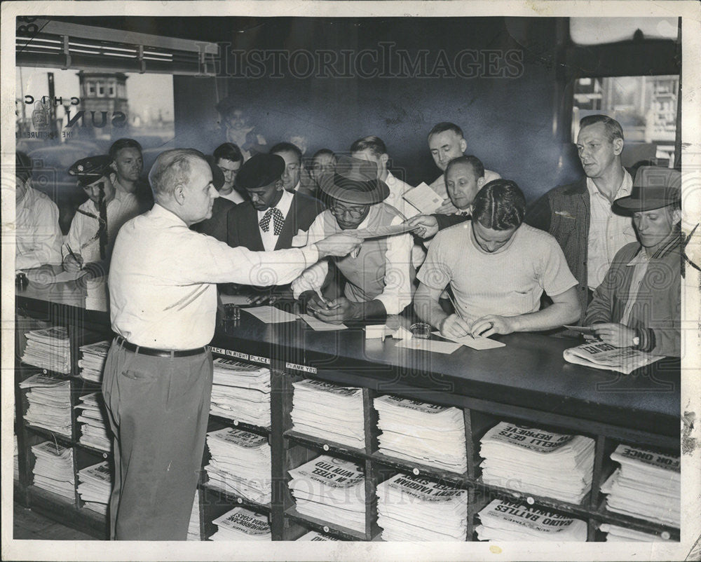 1949 Press Photo Earl Drsicoll pass&#39;s out natl Service Life Ins. dividend Appl. - Historic Images