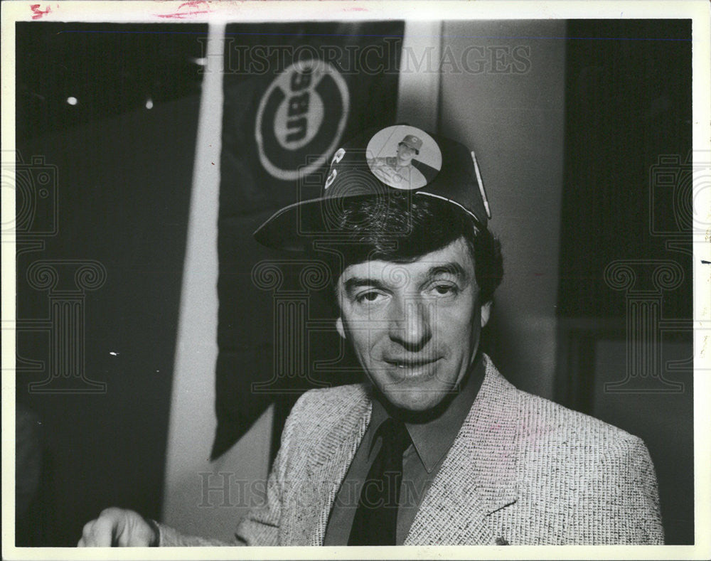 1986 Press Photo Comedian Tom Dreesen Wears Cubs Hat - Historic Images