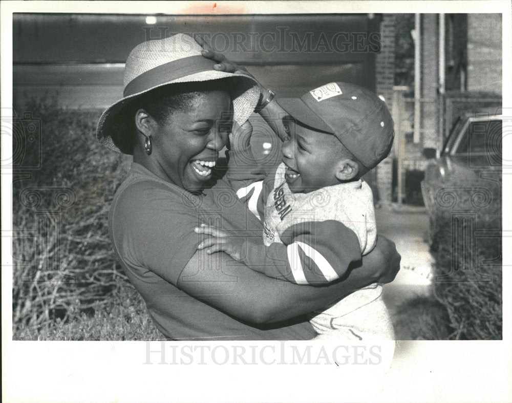 1987 Press Photo Joyce Draper Reunited With Son Jason After Car JAcking - Historic Images