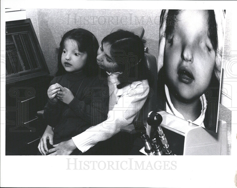 1988 Press Photo DILEK ERDOGAN TURKISH GIRL WITHOUT EYES MOTHER - Historic Images