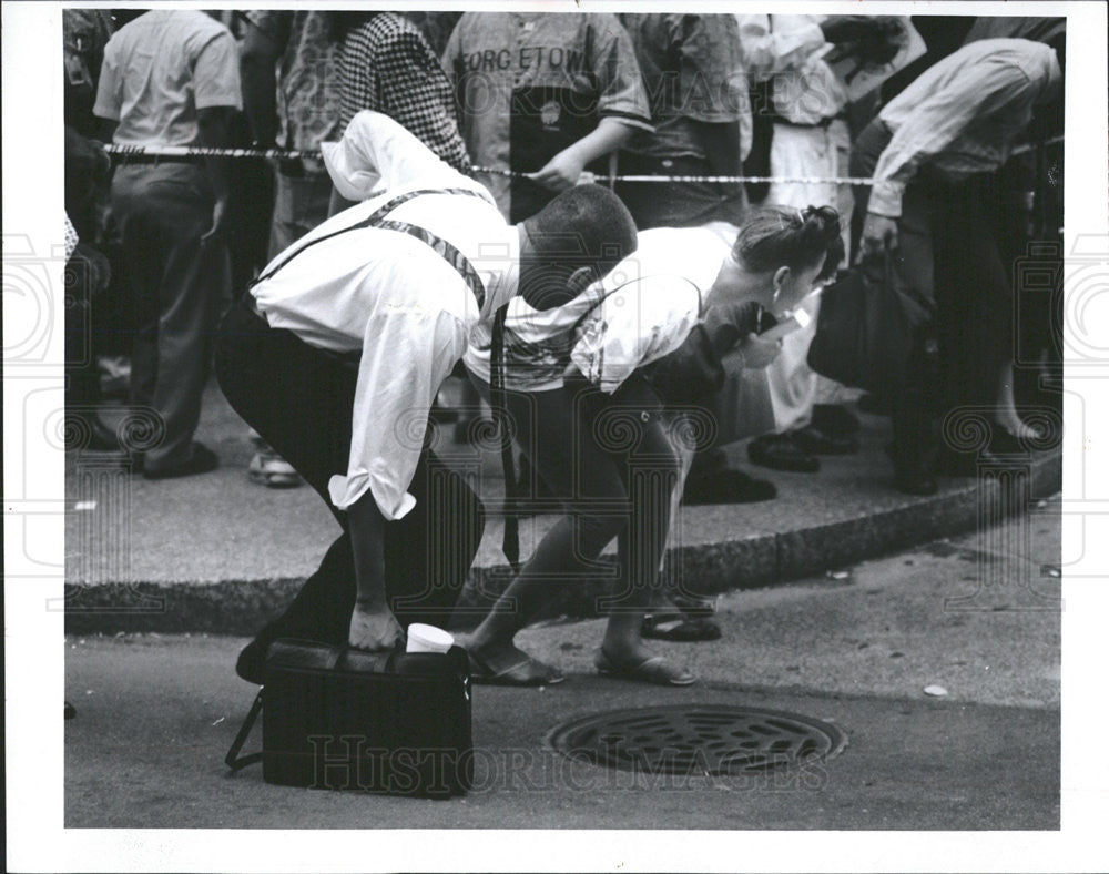 1992 Press Photo Crowds Try To Get Better Look At Crime Scene - Historic Images