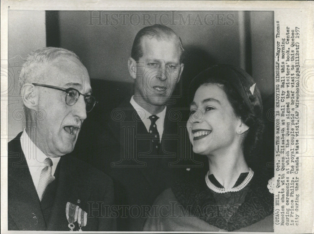 1957 Press Photo Mayor Thomas Moncion Chats With Queen Elizabeth In Canada - Historic Images