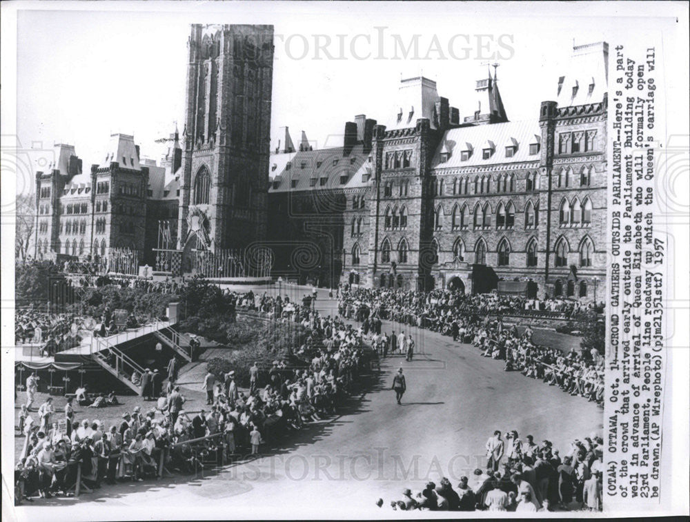 1957 Press Photo Crowd Gathers Outside Parliament Building For Queen Elizabeth - Historic Images