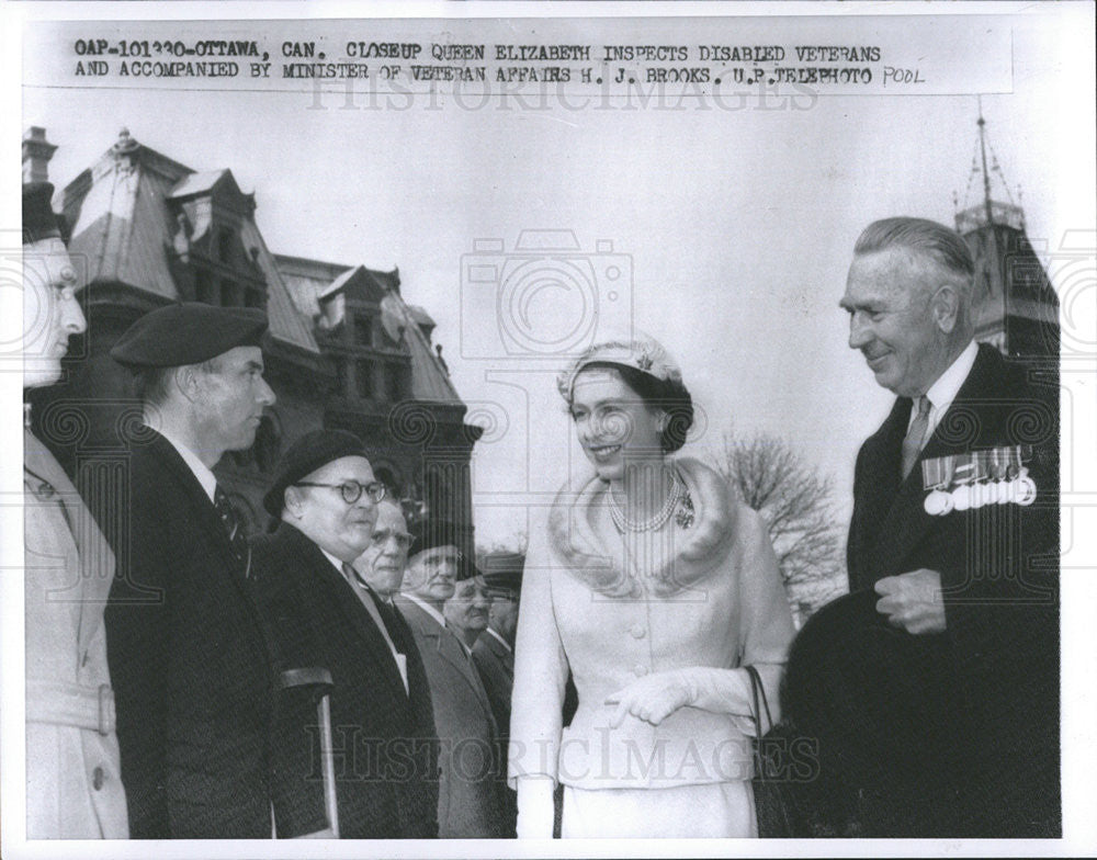 1957 Press Photo Queen Elizabeth Inspects Disabled Veterans - Historic Images