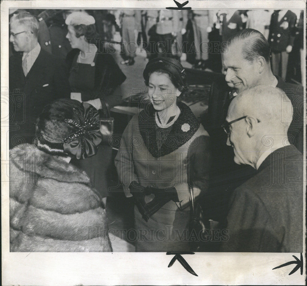 1957 Press Photo Mayor  Moncion Presents Wife Queen Elizabeth Prince Philip - Historic Images