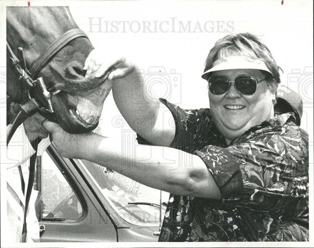 1987 Press Photo Mary Erickson Works for Illinois Racing Board Looking at Horse - Historic Images