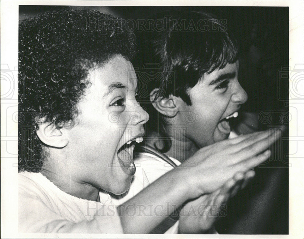 1985 Press Photo Keith Eric Entertains Children at Performance Park West Theatre - Historic Images