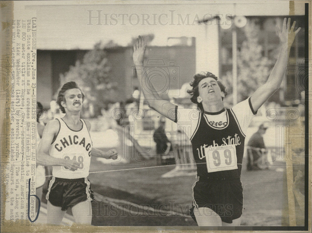 1975 Press Photo Mark Enyeart Rick wohlhunter AAU 800 Meter Eugene OR - Historic Images