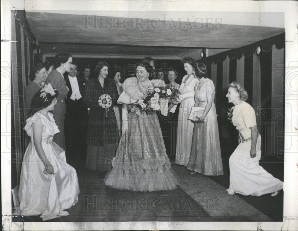 1945 Press Photo Elizabeth England queen regnant Attend Royal Variety Show - Historic Images