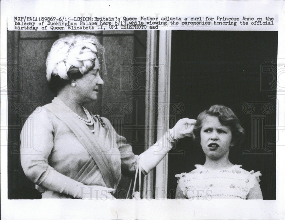 1959 Press Photo Princess Anne&#39;s Mother Britain&#39;s Queen Adjust Hair Buckingham - Historic Images