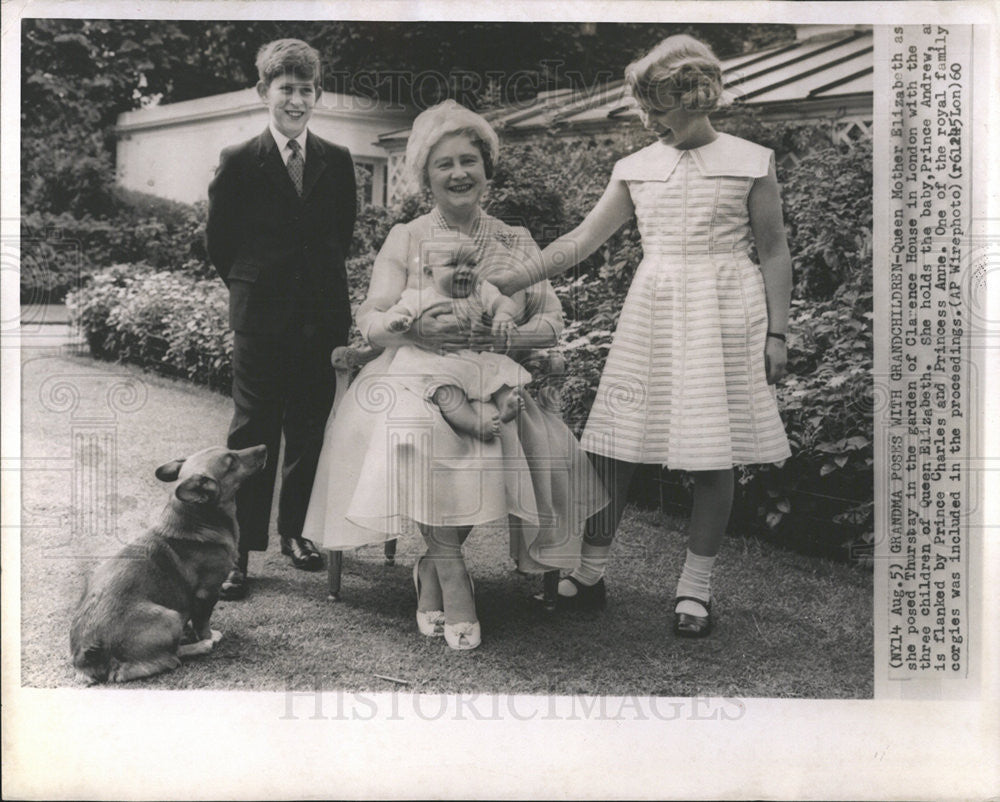 1960 Press Photo Queen Mother Elizabeth Hold Baby Prince Andrew Charles Princess - Historic Images