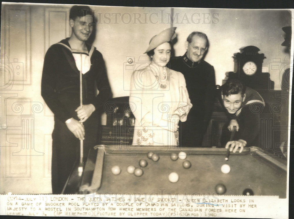 1940 Press Photo Quenn Elizabeth Shooting Pool in London - Historic Images