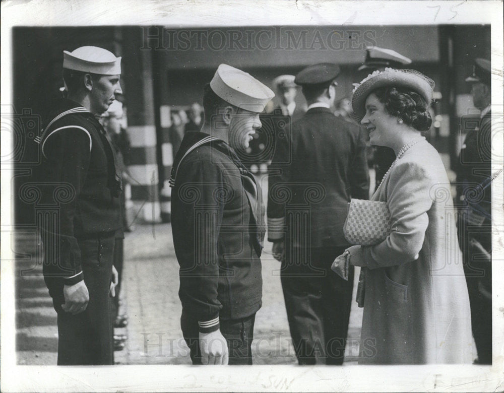 1942 Press Photo Quees Elizabeth Chatting With Paul Gallagher - Historic Images