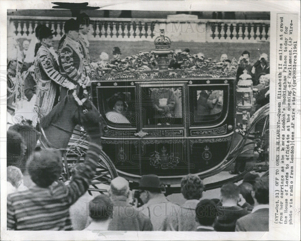 1961 Press Photo Queen Elizabeth II Smiles at Crowd From Her Carriage - Historic Images