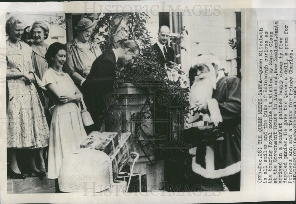 1953 Press Photo Queen Elizabeth Duke Edinburgh Santa Claus Prince Charles Ann - Historic Images