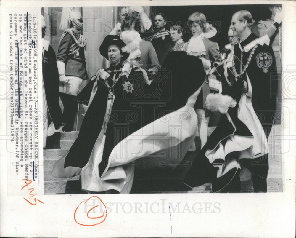 1974 Press Photo Queen Elizabeth II and Duke of Edinburgh attending a ceremony - Historic Images