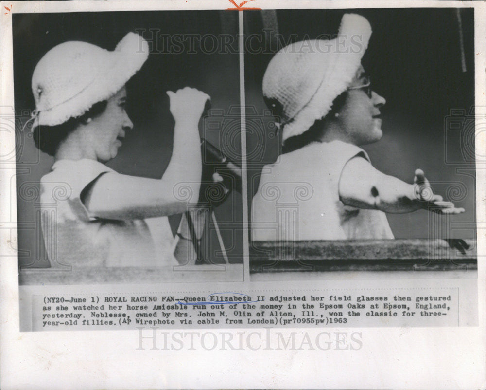 1963 Press Photo Elizabeth II England Queen adjust field glass watch horse - Historic Images