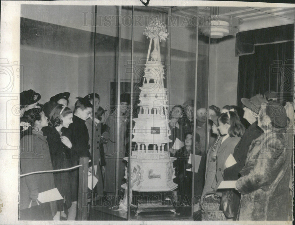 1947 Press Photo Princess Elizabeth Lt Philip Mountbatten Wedding Cake Replica - Historic Images