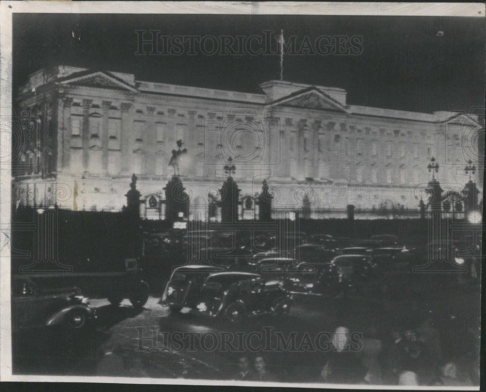 1947 Press Photo Buckingham Palace Princess Elizabeth Lt Philip Mountbatten - Historic Images