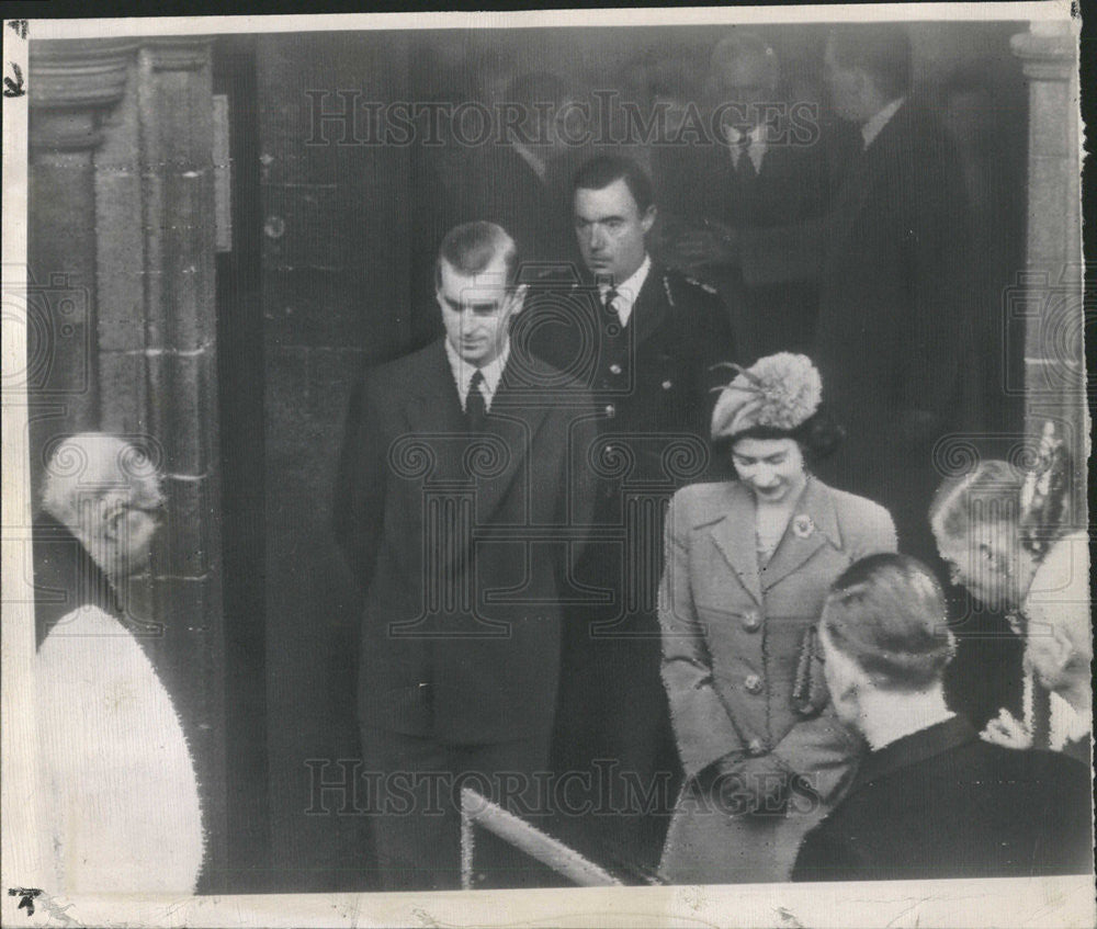 1947 Press Photo Royal Newlyweds leave Romsey Abbey - Historic Images