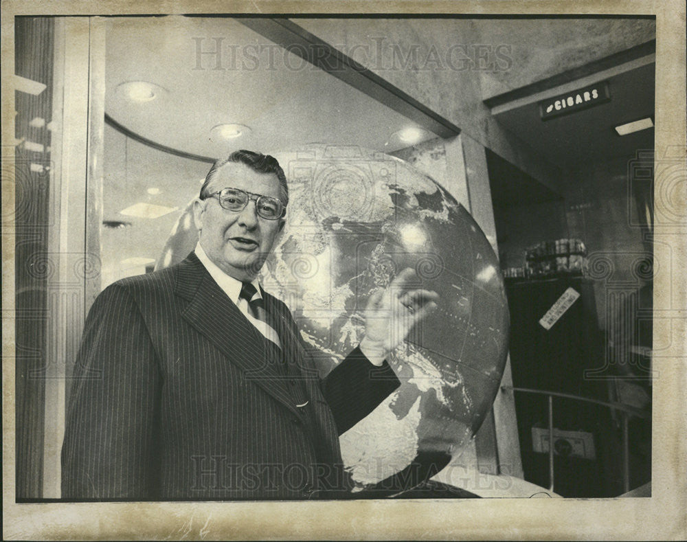 1975 Press Photo Stanley Enlund Chairman of First Federal Savings - Historic Images