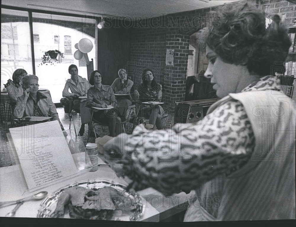 1973 Press Photo Mrs.Patricia Rich shop &quot;a la table&quot; cooking classes students - Historic Images