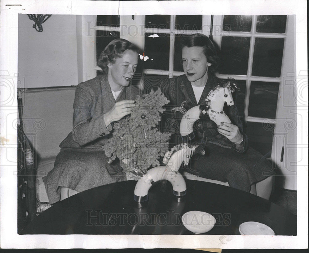 1955 Press Photo Mrs. Joseph E. Rich and Douglas Blossom Decorate Lake Forest - Historic Images