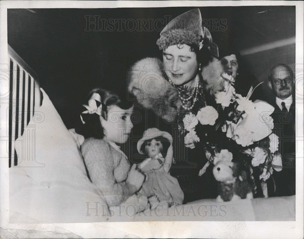1937 Press Photo Queen Elizabeth Patricia Gilleran St. Mary Hospital Paddington - Historic Images